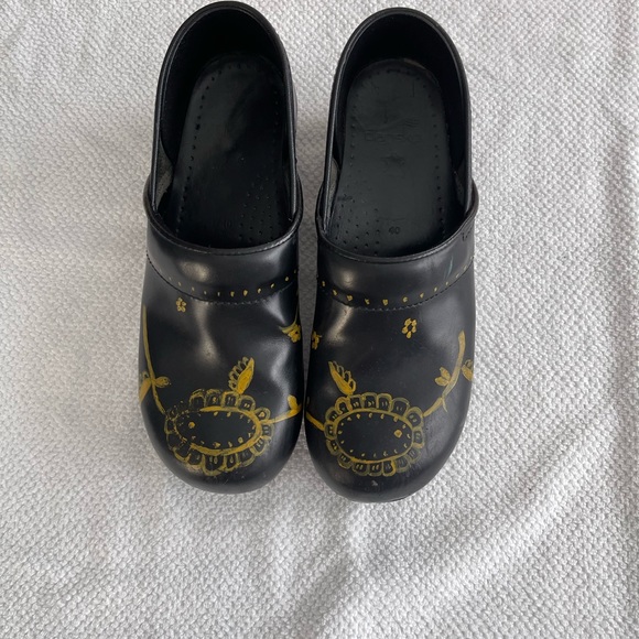 Dansko black with yellow flowers.. Size 40 - Picture 2 of 6